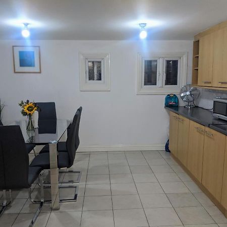 Alexandra Contractor House - Free Parking For Large Vans, Free Wifi & Netflix By Firoz Property Management Aldershot Kültér fotó