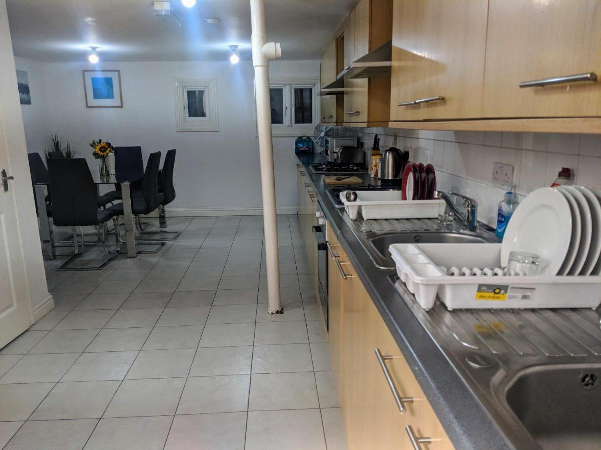 Alexandra Contractor House - Free Parking For Large Vans, Free Wifi & Netflix By Firoz Property Management Aldershot Kültér fotó